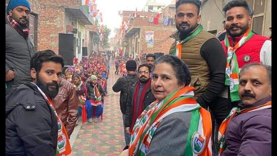Dr Navjot Kaur Sidhu, wife of Punjab Congress chief Navjot Singh Sidhu, meets workers during a poll campaign in Amritsar, India, on Tuesday.