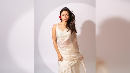 Alia Bhatt did not go heavy with the jewellery. She opted for statement stone earrings and a ring.(Instagram/@stylebyami)