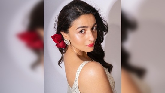 Alia Bhatt's six yards featured delicate coin embroidery and resham patra work.(Instagram/@stylebyami)