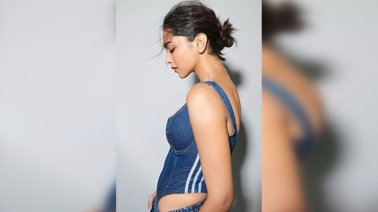 Wearing the joggers below her belly button, Deepika Padukone flaunted her toned body.(Instagram/@yiannitsapatori)