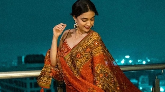 Actor Keerthy Suresh has been on a streak of giving us back to back jaw-dropping ethnic moments. From donning bespoke lehengas to embroidered silk suit sets, the star's Instagram timeline is full of gorgeous photographs of the star slaying traditional ensembles. And now, her latest photoshoot in an Indo-Western anarkali will give you tips on how to rock a romantic look on Valentine's Day dinner date with your beau.(Instagram/@keerthysureshofficial)
