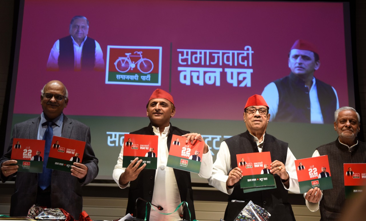 Samajwadi Party president Akhilesh Yadav releases the party's manifesto for UP assembly election in Lucknow,&nbsp; (Deepak Gupta/ HT Photo)
