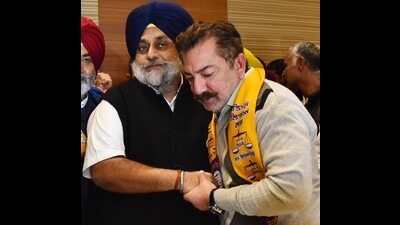 Congress MP from Khadoor Sahib Jasbir Singh Dimpa’s younger brother Rajan Gill joining the SAD in presence of party chief Sukhbir Singh Badal in Amritsar on Wednesday.Sameer Sehgal/HT Congress MP from Khadoor Sahib Jasbir Singh Dimpa’s younger brother Rajan Gill joining the SAD in presence of party chief Sukhbir Singh Badal in Amritsar on Wednesday.Sameer Sehgal/HT