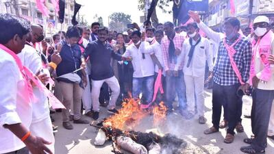 The TRS leaders demanded that Prime Minister Narendra Modi should tender an unconditional apology to the people of Telangana, who had struggled for decades to achieve separate statehood. (HT) The TRS leaders demanded that Prime Minister Narendra Modi should tender an unconditional apology to the people of Telangana, who had struggled for decades to achieve separate statehood. (HT)