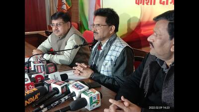 Kashi region BJP head Mahesh Chandra Srivastava (centre) addressing a press conference (HT Photo)