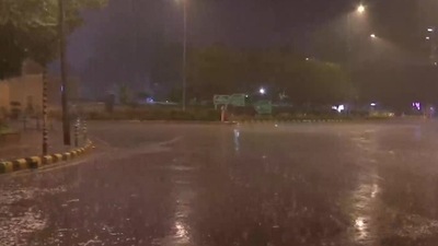 Rain lashed Mandi House and Feroz Shah Road areas in Delhi early on Thursday morning. (ANI Photo)