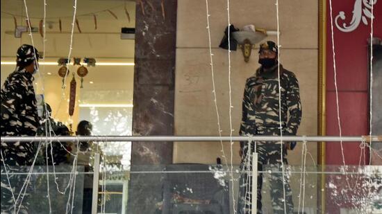 Paramilitary personnel standing guard during I-T raids at a jewellery shop located in Fountain Chowk in Ludhiana on Wednesday. (Gurpreet Singh/HT)