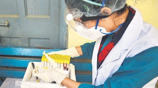 The sample size of 32,245 included 85% vaccinated individuals and 28,071 or 87% of them had a protective level of antibodies.(HT Photo | Representational Image) The sample size of 32,245 included 85% vaccinated individuals and 28,071 or 87% of them had a protective level of antibodies.(HT Photo | Representational Image)