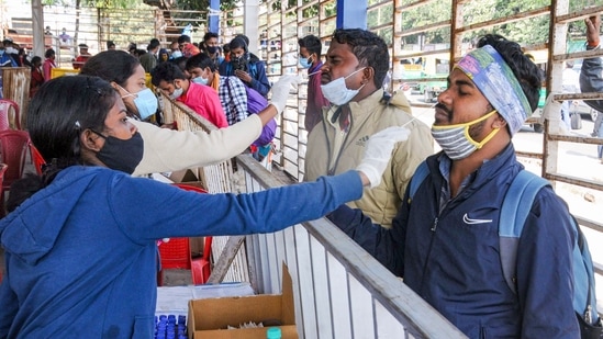 Government health workers collect swab samples of the passengers arriving from Mumbai-via-Chhattisgarh for Covid-19 test in Ranchi.(PTI) Government health workers collect swab samples of the passengers arriving from Mumbai-via-Chhattisgarh for Covid-19 test in Ranchi.(PTI)