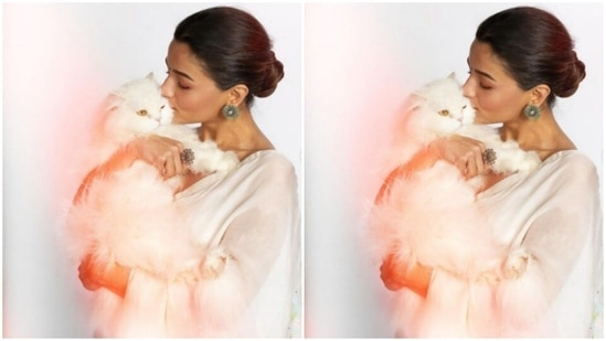 Alia looked stunning as she posed with her pet cat in the picture. "Edward Bhai Aur Gangubai," Alia captioned her post.(Instagram/@aliabhatt)