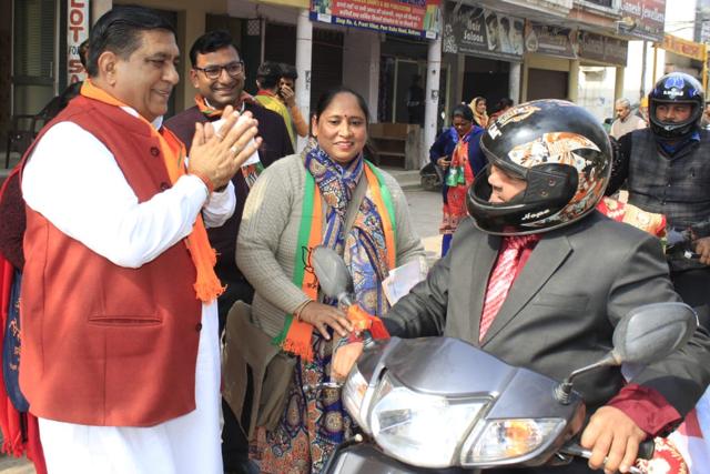 BJP’s Dera Bassi candidate Sanjeev Khanna interacting with voters in Baltana on Wednesday. (HT Photo) BJP’s Dera Bassi candidate Sanjeev Khanna interacting with voters in Baltana on Wednesday. (HT Photo)
