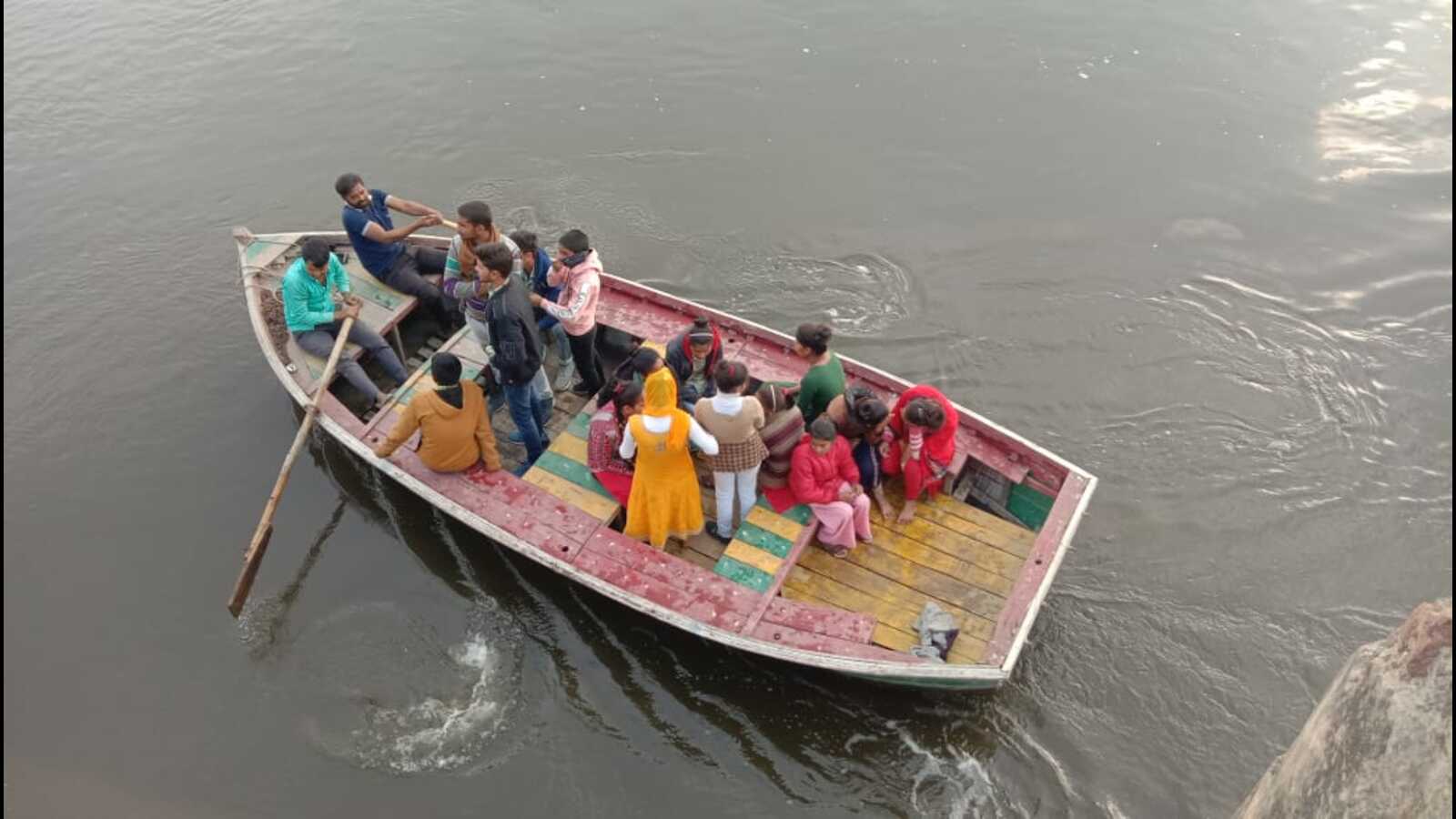 Bah in Agra district Taking the boat to exercise their franchise
