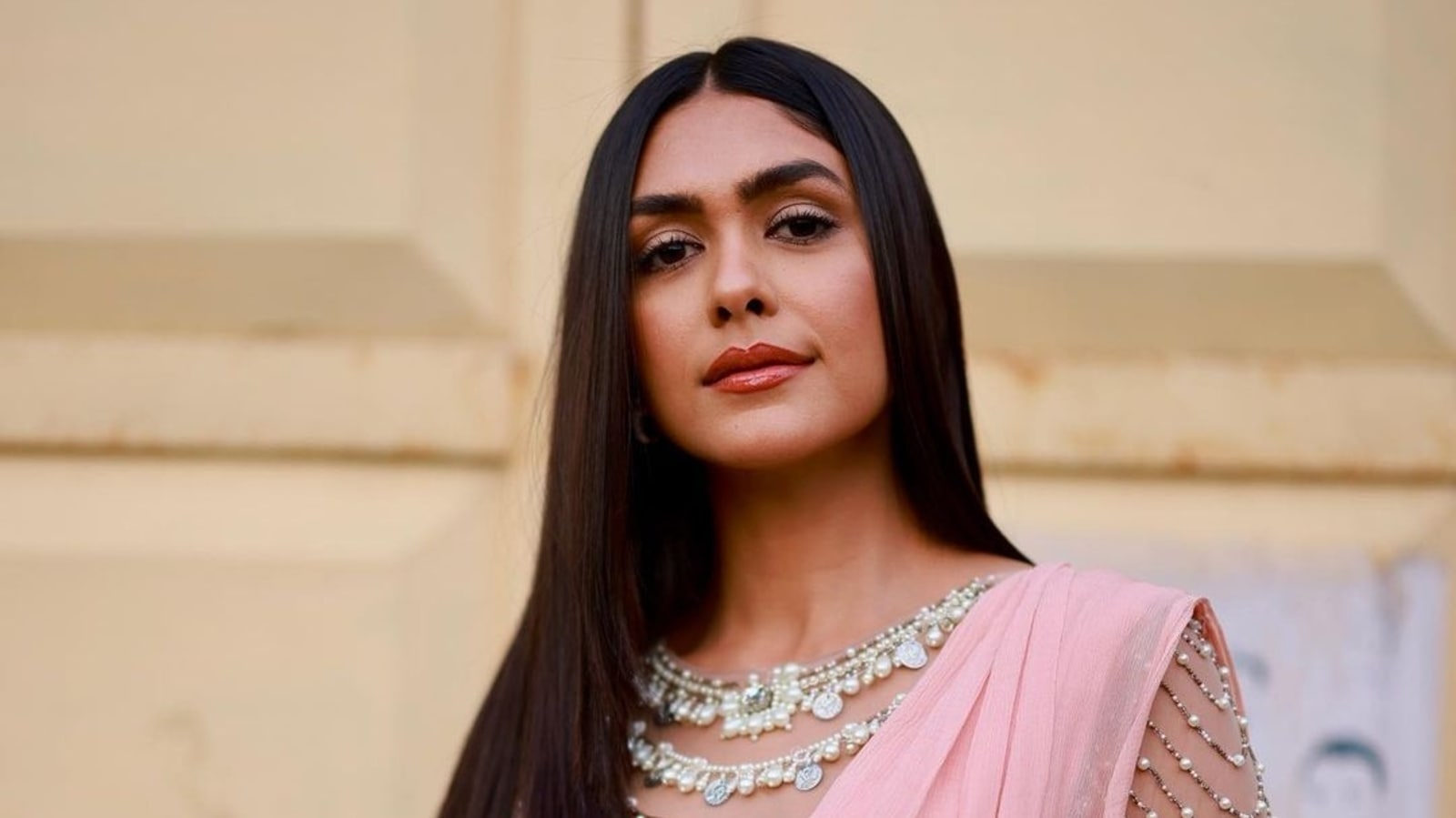 Mrunal Thakur Reveals She Was Absolutely Okay With Her Boyfriend Being On A Dating App I Am Very Understanding Bollywood Quick Telecast