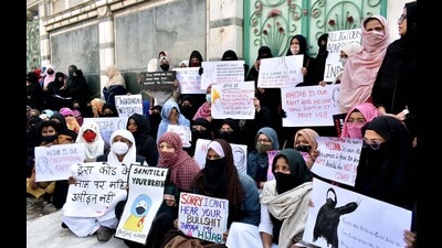 Muslim women in Prayagraj staging a protest against restrictions on ‘hijab’ in Karnataka. (HT photo) Muslim women in Prayagraj staging a protest against restrictions on ‘hijab’ in Karnataka. (HT photo)