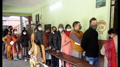 People queue up to cast their votes at Govindpuram Maharishi Dayanand Vidyapeeth Inter College, in Ghaziabad on Thursday. (Sakib Ali /HT)