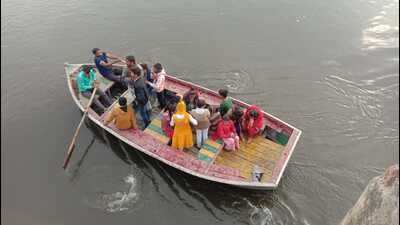 In Bah assembly area of Agra, villagers cross River Yamuna to cast their votes, on Thursday. (HT Photo) In Bah assembly area of Agra, villagers cross River Yamuna to cast their votes, on Thursday. (HT Photo)