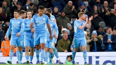 Manchester City's Kevin De Bruyne, right, celebrates after scoring his side's second goal during the English Premier League soccer match between Manchester City and Brentford at the City of Manchester Stadium in Manchester, England. (AP) Manchester City's Kevin De Bruyne, right, celebrates after scoring his side's second goal during the English Premier League soccer match between Manchester City and Brentford at the City of Manchester Stadium in Manchester, England. (AP)