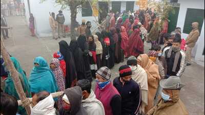 Voters waiting for their turn to cast vote in the first phase of Uttar Pradesh assembly elections, in Shamli on Thursday. (HT PHOTO) Voters waiting for their turn to cast vote in the first phase of Uttar Pradesh assembly elections, in Shamli on Thursday. (HT PHOTO)