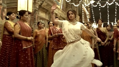 Alia Bhatt in a still from Dholida song from Gangubai Kathiawadi. Alia Bhatt in a still from Dholida song from Gangubai Kathiawadi. 