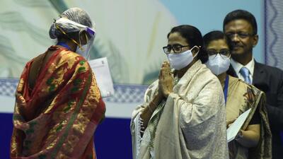 West Bengal Chief Minister Mamata Banerjee distributes freehold title deeds of plots (pattas) to 2000 residents of various colonies from West Bengal at Netaji Indoor Stadium in Kolkata on Thursday. (SAMIR JANA/HT PHOTO.) West Bengal Chief Minister Mamata Banerjee distributes freehold title deeds of plots (pattas) to 2000 residents of various colonies from West Bengal at Netaji Indoor Stadium in Kolkata on Thursday. (SAMIR JANA/HT PHOTO.)