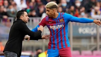 Xavi Hernandez head coach of Barcelona gives instructions to Ronald Araujo. (Getty Images)