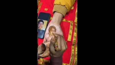A Delhi mehendi artist paid homage to legendary singer Lata Mangeshkar in his own unique way. (vijaybridalmehandi/Instagram) A Delhi mehendi artist paid homage to legendary singer Lata Mangeshkar in his own unique way. (vijaybridalmehandi/Instagram)