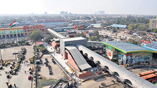 The skywalk, an extension of the foot-over bridge (FOB) inside the railway station, will connect NDLS’s Ajmeri gate side to the Delhi Metro. The project is in collaboration with the Northern Railways. (Twitter)