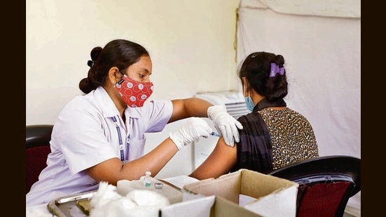 Vaccination drive at Sukhasagar Nagar, Katraj in Pune. (Rahul Raut/HT PHOTO)