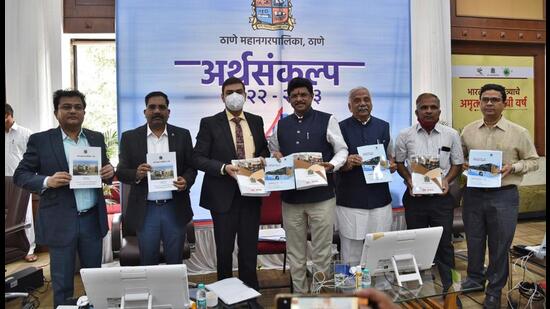 TMC chief Vipin Sharma and other officials at the Thane Municipal Corporation budget presentation in Thane on Thursday. The opposition parties have claimed that the budget has been pro-Shiv Sena. (PRAFUL GANGURDE/HT PHOTO)