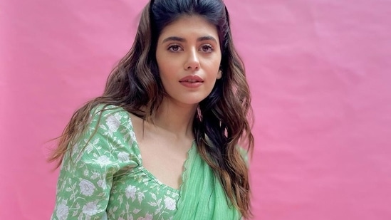 Sanjana Sanghi oozes oomph in <span class='webrupee'>?</span>6k green cotton saree with sizzling crop blouse &nbsp;(Instagram/sanjanasanghi96)