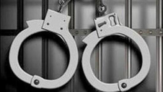 The arrested accused Lakhvir of Ludhiana was carrying a stick and he started assaulting victim. Another accused Prakash robbed ₹10,000 from his bag, ₹1570 from his pocket and a silver bracelet that he was wearing (Representative Photo/HT Files)