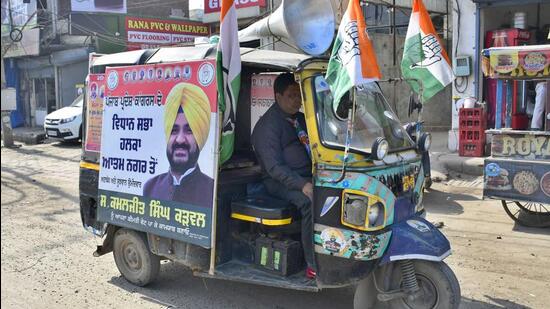 An auto rickshaw, fitted with loudspeakers, campaigning for Congress candidate Kamaljit Singh Karwal near Gill Chowk in Ludhiana on Thursday. (Harsimar Pal Singh/HT)