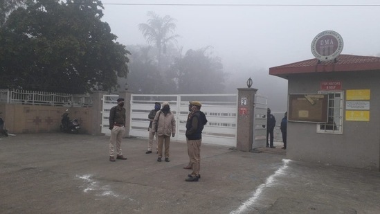 Police personnel guarding the polling station at the Dayawati Modi Academy in Meerut cantt.&nbsp;(HT Photo)