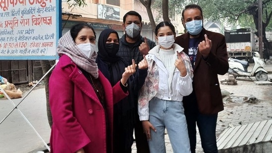 First-time voter Arisha Saud exercises her franchise in Meerut. Saud said that she is impressed by Congress general secretary Priyanka Gandhi's Ladki hu, Lad Sakti hun' campaign.&nbsp;(HT Photo)