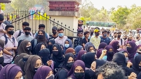 K&#39;taka hijab row: HC restrains students from wearing religious attire | Latest News India - Hindustan Times