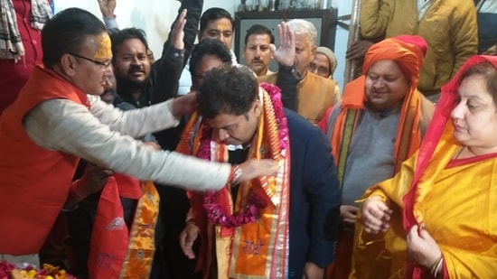Uttar Pradesh energy minister and BJP candidate from Mathura Sri Kant Sharma offers prayers before voting.&nbsp;(HT Photo)