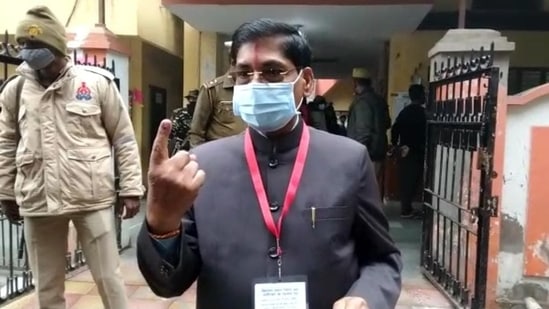 Cabinet minister GS Dharmesh after casting his vote in Agra.&nbsp;(HT Photo)