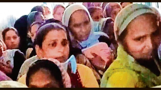 Around 6,000 health workers gathered at the Child Development Project office in Ludhiana; Covid norms were thrown to the wind. (HT Photp)