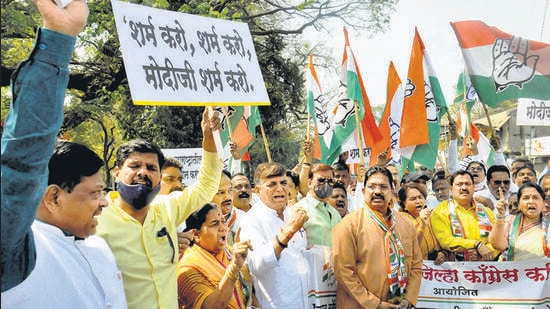 Congress party workers protest against PM Narendra Modi's statement in Parliament at Pune Municipal Corporation near BJP city office in Pune, on Thursday. Days after BJP leader Kirit Somaiya was manhandled on the Pune Municipal Corporation (PMC) premises, the BJP has decided he will be felicitated on the stairs of the PMC building on Friday. (HT)