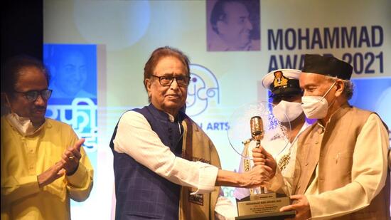 Maharashtra Governor Bhagatsingh Kosyari giving Mohammad Rafi lifeTime achievement award to Hridaynath Mangeshkar at Bandra, Mumbai. (Vijay Bate/HT Photo)
