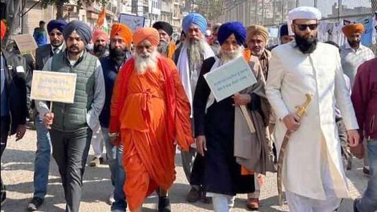 Baba Balbir Singh Seechewal, along with other members of the Punjab Vatavarn Chetna Lehar, taking out a green rally in Ludhiana on Thursday. The rally started from Gurdwara Gau Ghat and culminated near Chand Cinema, to push for green agenda in manifesto. (HT Photo)