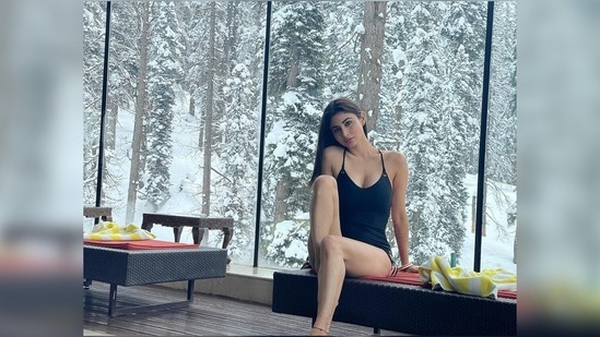 Mouni Roy raises the temperature indoors in a black swimsuit while the mercury falls below minus degrees outdoors.(Instagram/@imouniroy)