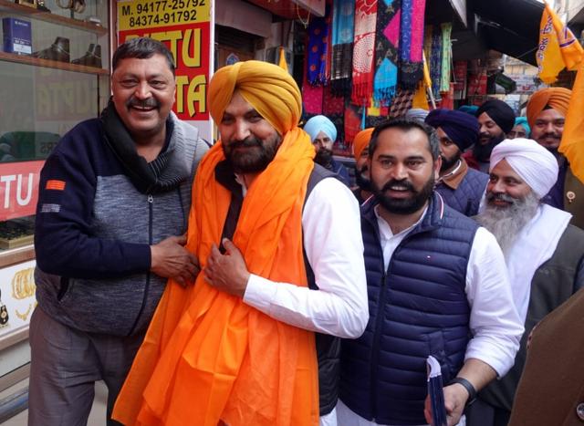 SAD-BSP candidate from Kharar Ranjit Singh Gill meeting voters on Thursday. (HT Photo)