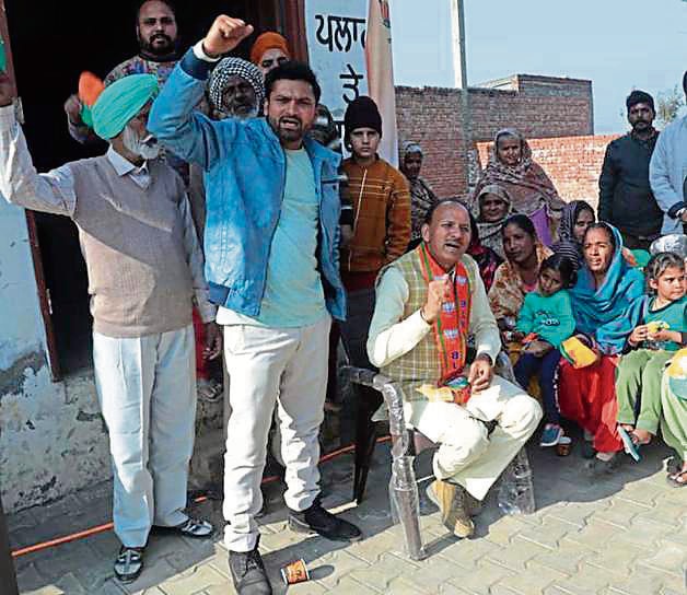 BJP candidate SR Ladher interacting with residents during the campaigning in Gill constituency in Ludhiana on Thursday. (HT Photo) BJP candidate SR Ladher interacting with residents during the campaigning in Gill constituency in Ludhiana on Thursday. (HT Photo)