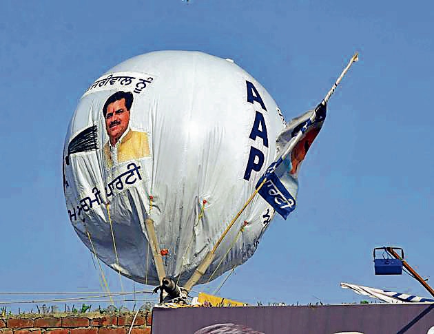 Balloons installed on the rooftop in favour of AAP candidates in Ludhiana on Thursday. (Gurpreet Singh/HT) Balloons installed on the rooftop in favour of AAP candidates in Ludhiana on Thursday. (Gurpreet Singh/HT)