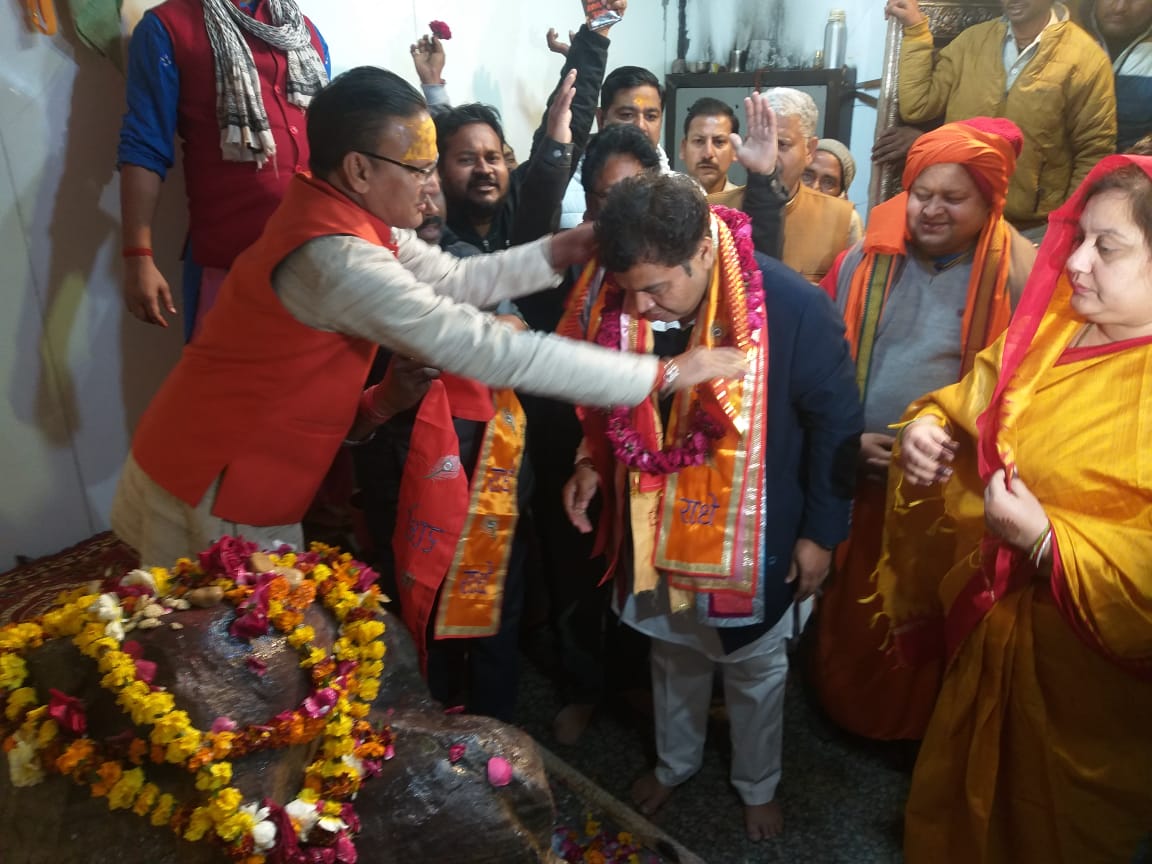 Energy minister and BJP candidate from Mathura offers prayers before voting for UP assembly elections. (HT Photo)