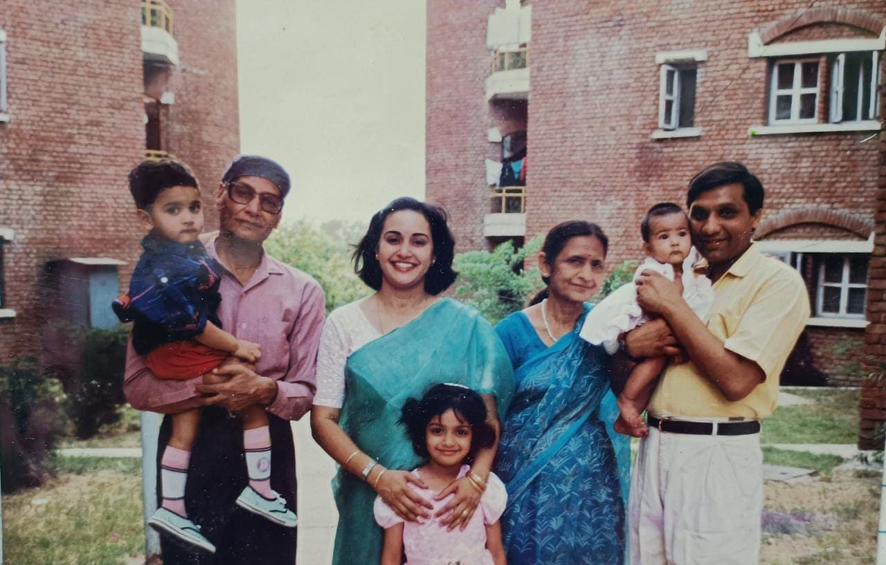 परिवार के साथ उषा गुप्ता की एक पुरानी तस्वीर।