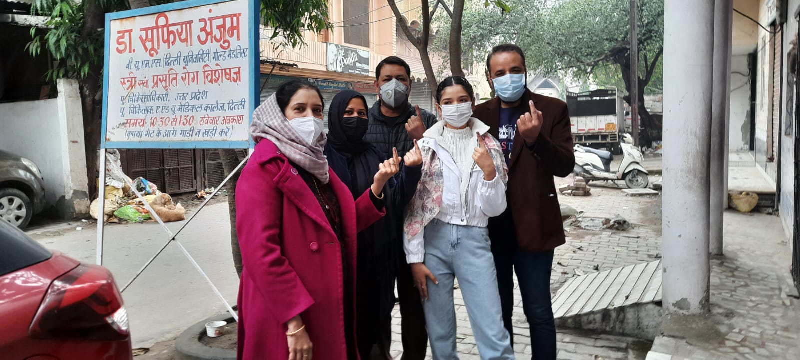 First time voter Arisha Maryam (Centre) after casting her vote alongwith her mother Dr Sufia Anjum, father Sikander and uncle Kasim in Bhatwara, Meerut. (HT Photo)