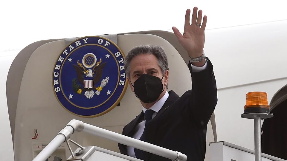 United States’ secretary of state Antony Blinken waves as he disembarks from his plane in Melbourne, Australia, on Wednesday, February 9, 2022. Blinken will meet with Australian foreign minister Marise Payne as well as their Indian and Japanese counterparts who form the so-called ‘Quad’. (AP) (HT_PRINT) United States’ secretary of state Antony Blinken waves as he disembarks from his plane in Melbourne, Australia, on Wednesday, February 9, 2022. Blinken will meet with Australian foreign minister Marise Payne as well as their Indian and Japanese counterparts who form the so-called ‘Quad’. (AP) (HT_PRINT)