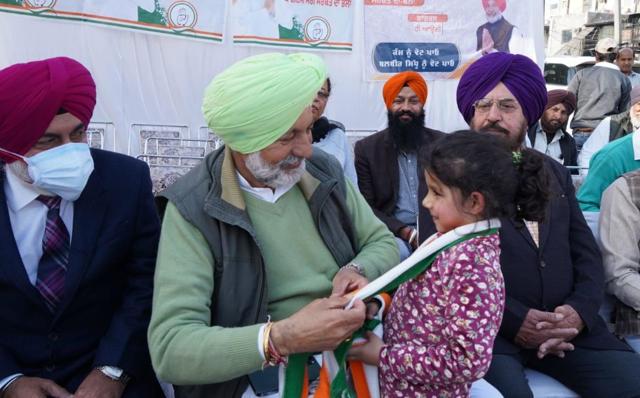 Congress’ Mohali candidate Balbir Singh Sidhu interacting with a child during a poll meeting on Thursday. (HT Photo)